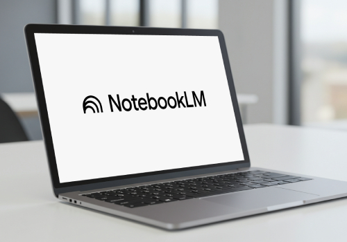 [NotebookLMのインターフェースイメージと連携図]